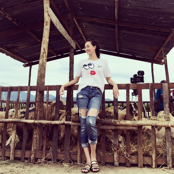 Khánh My kết hợp ăn ý áo phông với quần jeans xắn gấu, phối cùng dép quai ngang ánh kim, làm bật lên vẻ tươi tắn, tràn đầy sức sống.