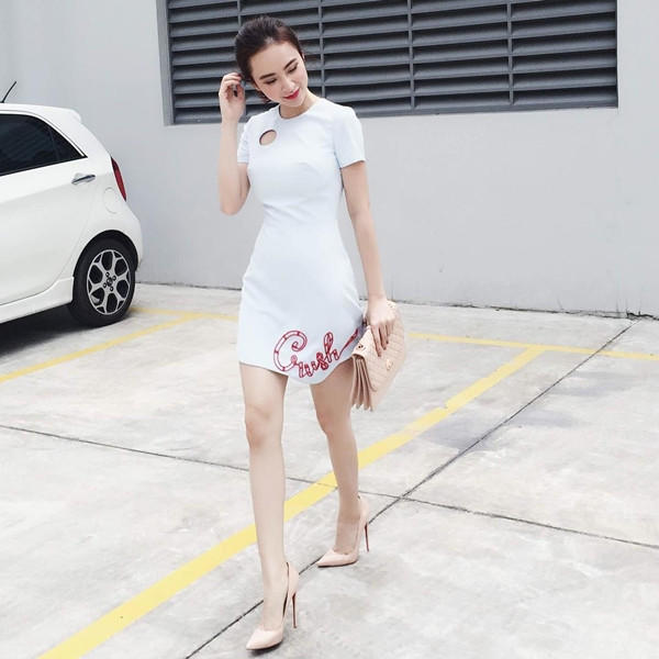 Nhan sắc ngọt ngào của Angela Phương Trinh được 'thổi bừng' rạng rỡ nhờ thiết kế đầm trắng thanh lịch, kết hợp giày cao gót màu nude và clutch cùng tông.