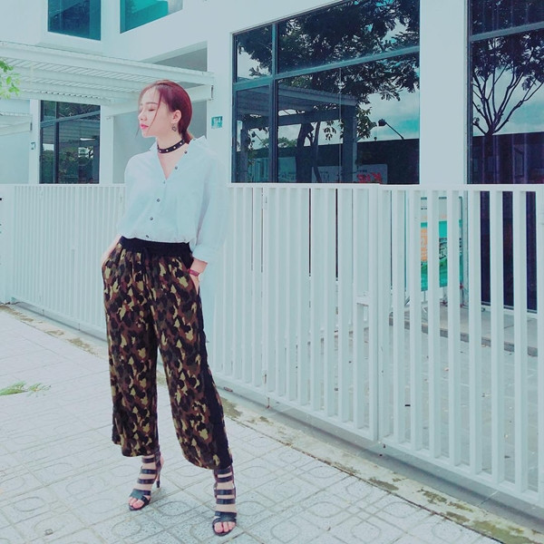 Băng Di nổi bật cùng sơmi trắng, quần ống rộng họa tiết đặc sắc và vòng cổ choker nạm đính sành điệu.