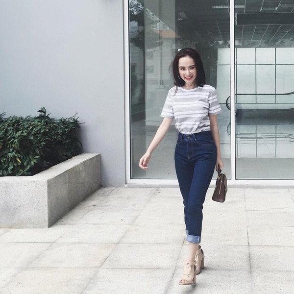 Phiên bản năng động với quần jeans, áo phông của nữ chính bộ phim 'Taxi, em tên gì?' cũng chinh phục người hâm mộ.