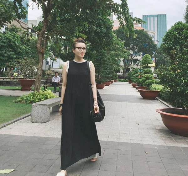 Một ngày khác, Yến Nhi lại cuốn hút với đầm maxi đen, mix với sandals và túi da đồng điệu.