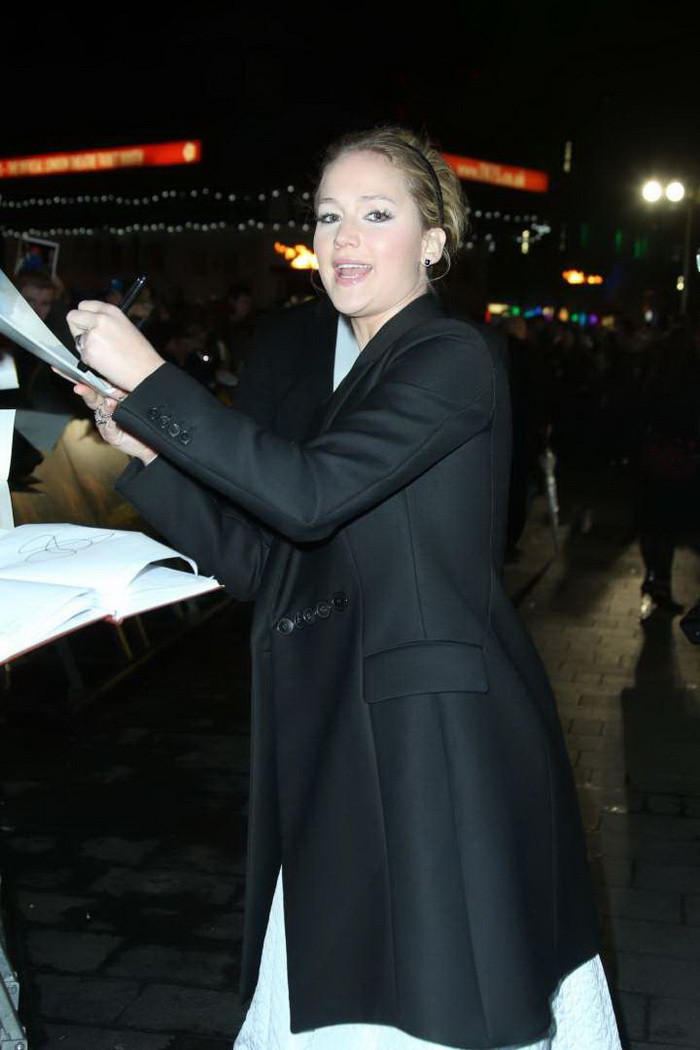 Jennifer Lawrence mặc chiếc áo khoác đen lịch sự. (Nguồn: AP)