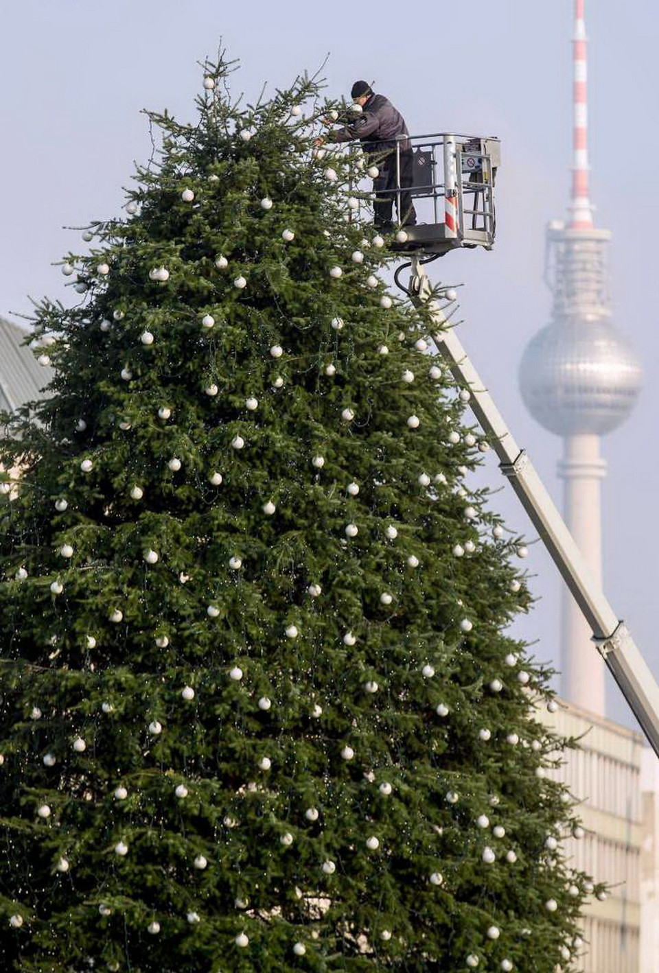 Berlin (Đức): Trang trí cây thông ở Pariser Platz. (Nguồn: Reuters)