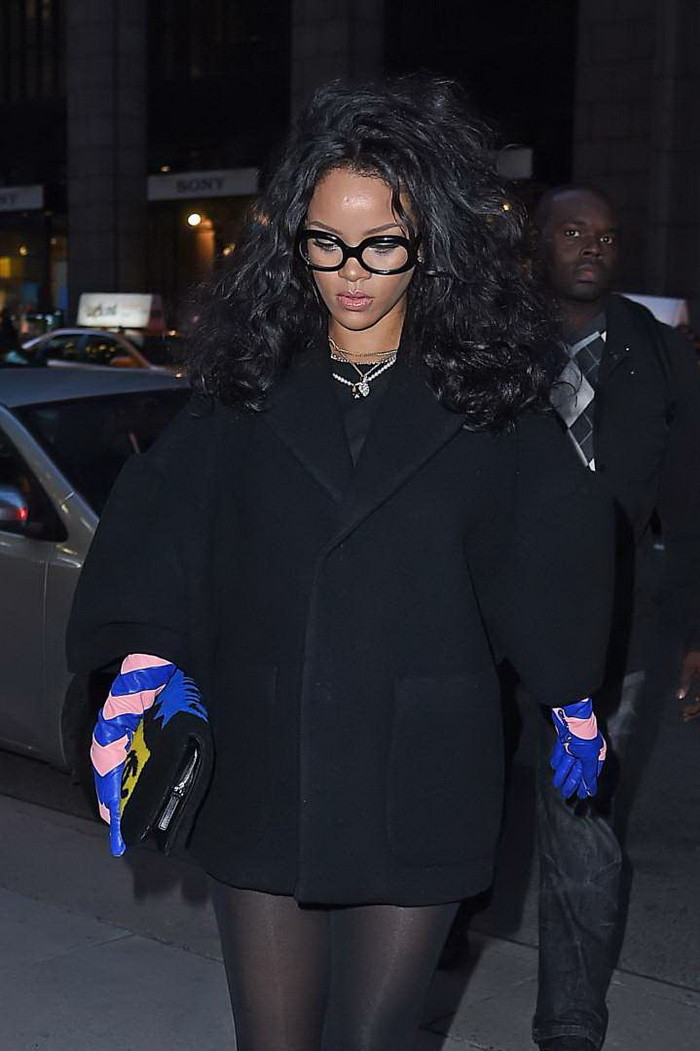 Rihanna trở nên huyền bí với bộ đồ đen. (Nguồn: Getty Images)