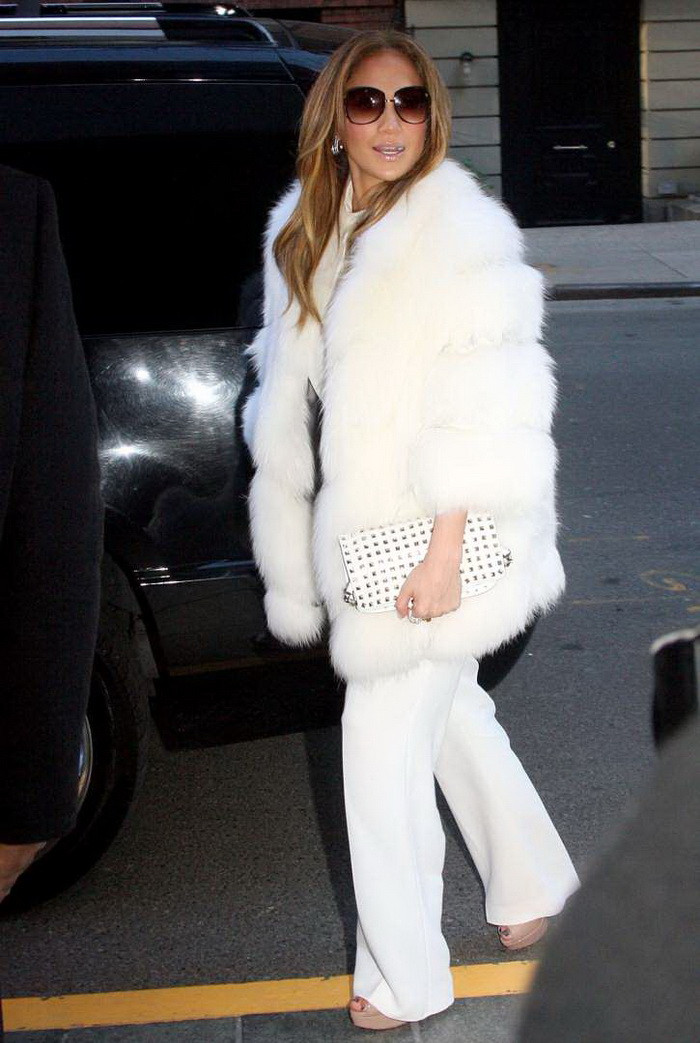 Jennifer Lopez ấm áp với chiếc áo lông. (Nguồn: Getty Images)