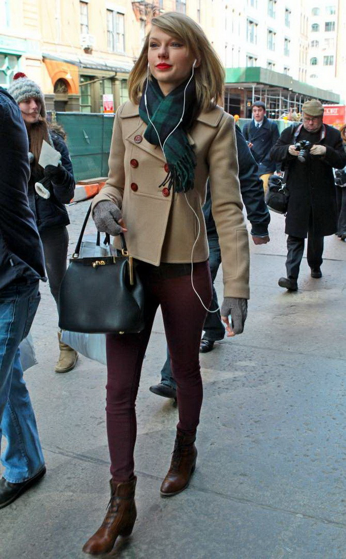 Taylor Swift thon gọn với áo khoác ngắn. (Nguồn: Getty Images)