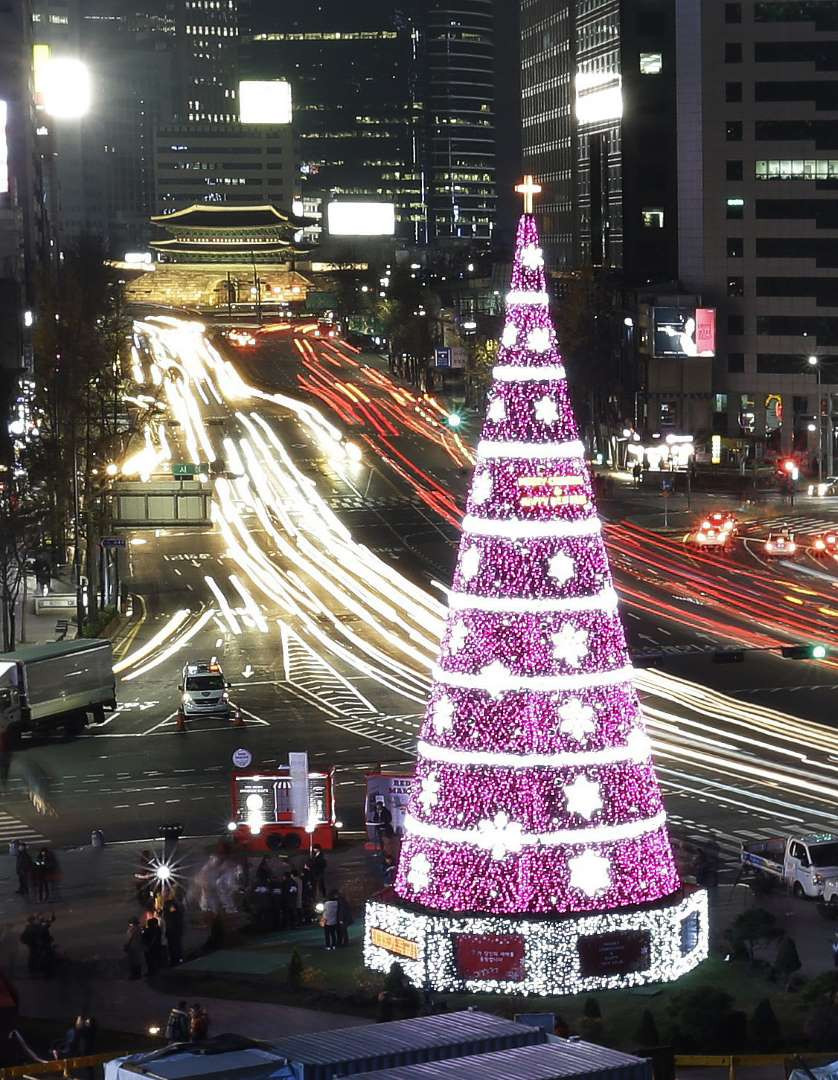Seoul (Hàn Quốc): Một cây thông Noel cao 21m được trang hoàng lộng lẫy và đặt tại một trung tâm thương mại của thủ đô Seoul. (Nguồn: AP)