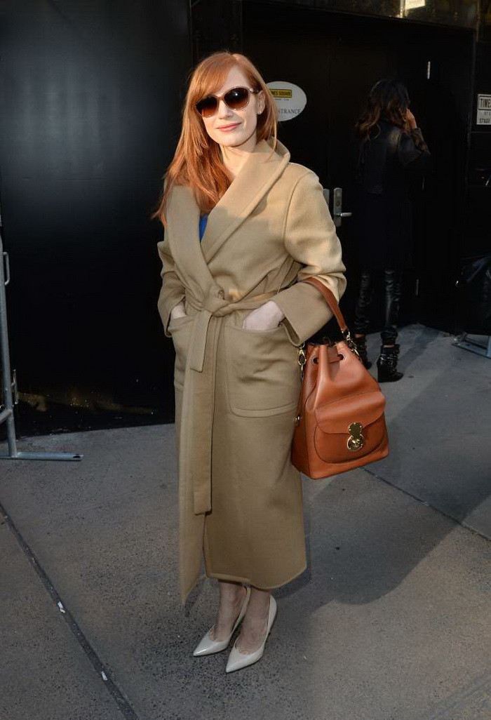 Chastain nhìn khá kín đáo với phong cách này. (Nguồn: Getty Images)