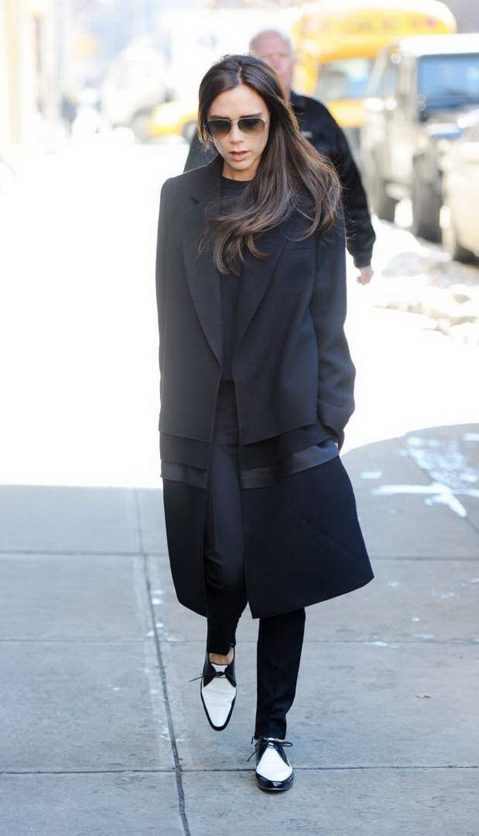 Victoria Beckham và chiếc áo khoác có thiết kế khá lạ. (Nguồn: Rex)