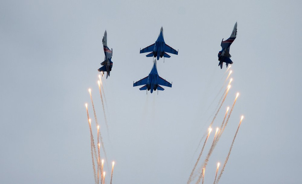 Không quân Nga trình diễn màn nhào lộn trong lễ khai mạc Cuộc thi quân sự quốc tế (International Army Games) 2015 tại trung tâm huấn luyện Alabino ở thủ đô Moskva. (Nguồn: sputniknews)