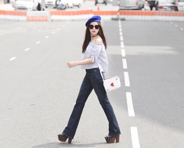 Thu Thủy làm mới mình với trang phục mang cảm hứng cổ điển. Thay vì diện những bộ cánh hiện đại, nữ ca sỹ chọn áo trễ vai phối cùng quần ống loe thịnh hành những năm 1970. Xu hướng hoài cổ còn được làm bật lên nhờ loạt phụ kiện được phối ăn ý là vòng cổ choker (ôm sát cổ), mũ nồi và guốc cao gót.