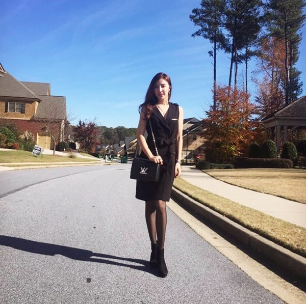 Không chọn đồ cầu kỳ mà vẫn đầy sức hút, Hạnh Sino diện đầm quấn đen và bốt đồng bộ. Túi xách đắt giá là món đồ nâng cấp trang phục hoàn hảo.