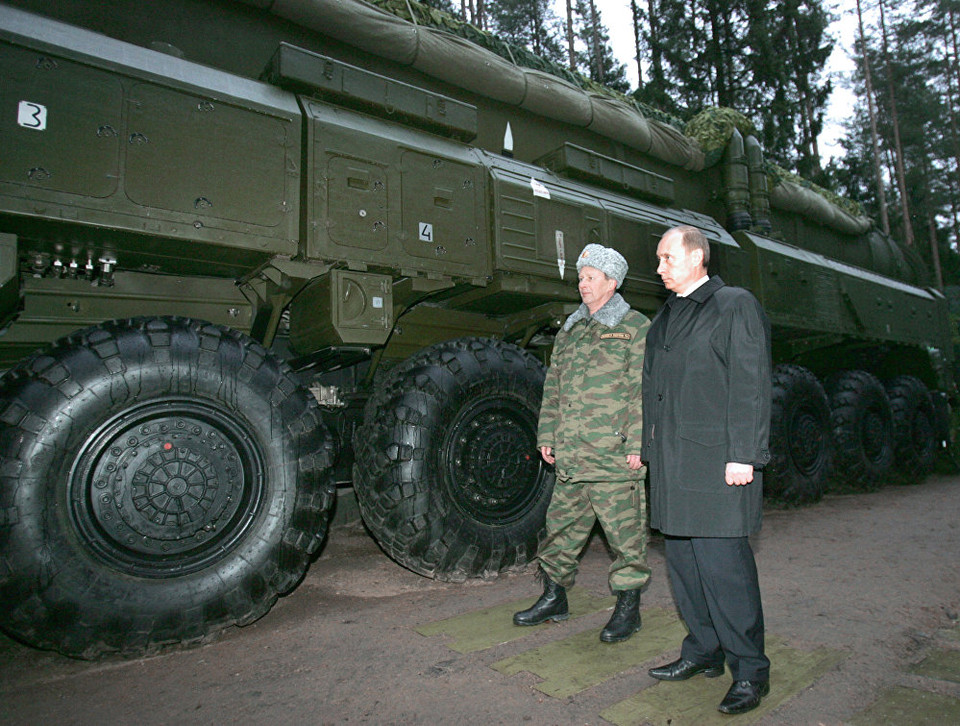 Tổng thống Nga Vladimir Putin và Chánh Văn phòng Điện Kremlin Sergei Ivanov kiểm tra hệ thống tên lửa đạn đạo liên lục địa di động Topol-M. (Nguồn: Sputniknews)
