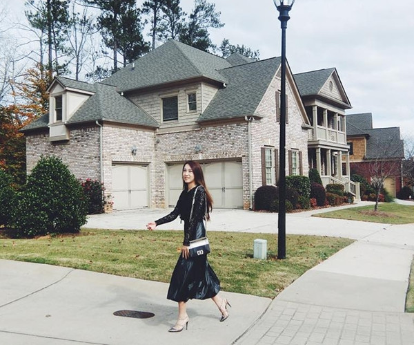 Một tín đồ màu đen khác trong tuần này là Emily. Nữ ca sỹ gợi cảm đã diện áo ren đen và chân váy dài ngang bắp chân tiệp màu khi đến Mỹ.