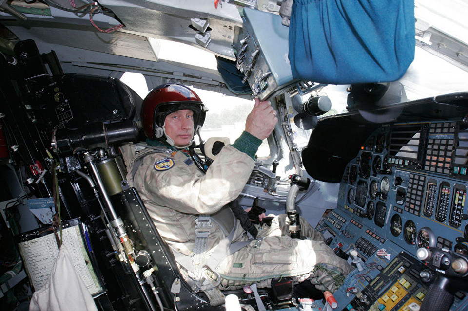 Tổng thống Nga trong buồng lái máy bay chiến lược Pavel Taran Tu-160. (Nguồn: Sputniknews)