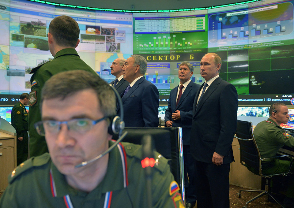 Từ phải sang là Tổng thống Nga Vladimir Putin, Tổng thống Kazakhstan, Tổng thống Kyrgyzstan Almazbek Atambaye và Tổng thống Belarus Alexander Lukashenko tại Trung tâm quản lý quốc phòng quốc gia ngày 23/12/2014. (Nguồn: Sputniknews)