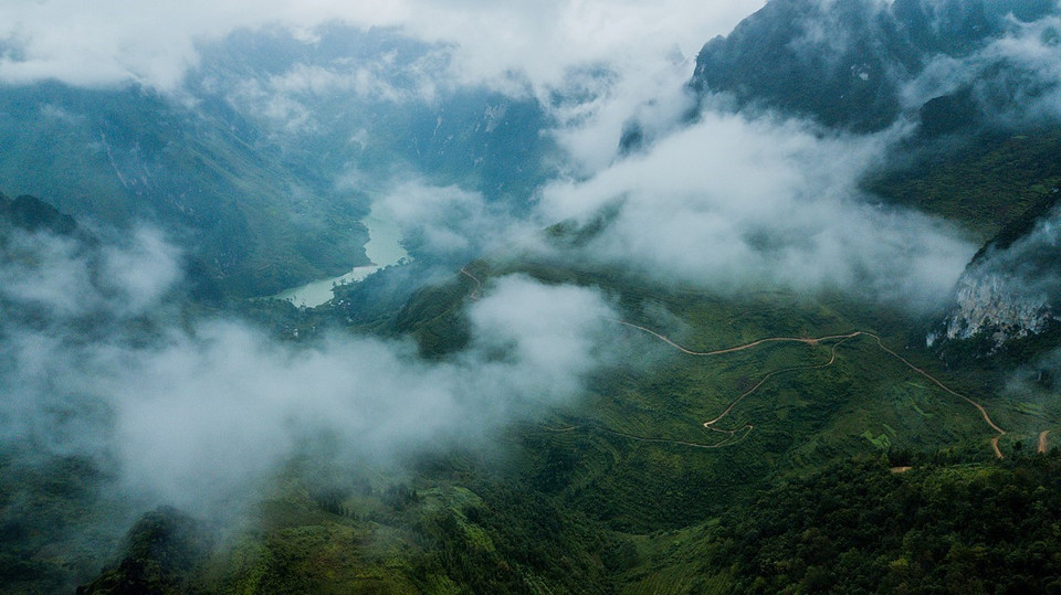 Dòng sông Nho Quế và cung đường đèo hùng vĩ Mã Pí Lèng ẩn hiện trong mây là điểm đến lôi cuốn và đầy hấp dẫn với du khách khi đến Hà Giang. (Ảnh: Trọng Đạt/TTXVN)