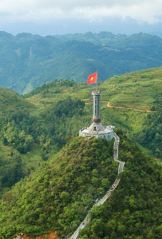 Cột cờ Lũng Cú nằm ở đỉnh Lũng Cú, hay còn gọi là đỉnh núi Rồng (Long Sơn) có độ cao khoảng 1.470 m so với mực nước biển, thuộc xã Lũng Cú, huyện Đồng Văn, tỉnh Hà Giang. (Ảnh: Trọng Đạt/TTXVN)