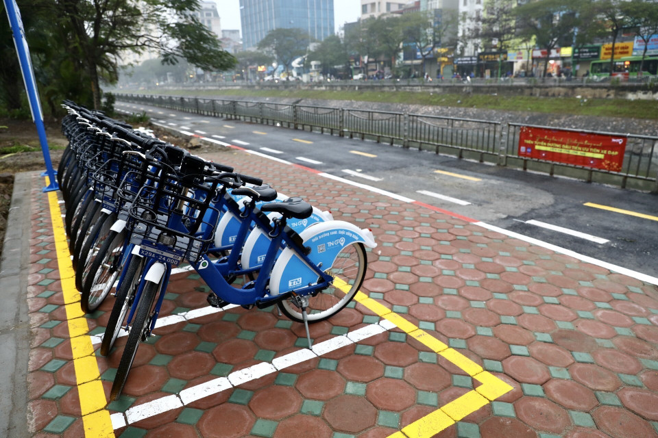 Trên tuyến bổ sung sáu trạm xe đạp công cộng gần các điểm dừng, chờ xe buýt. (Ảnh: Huy Hùng/TTXVN)