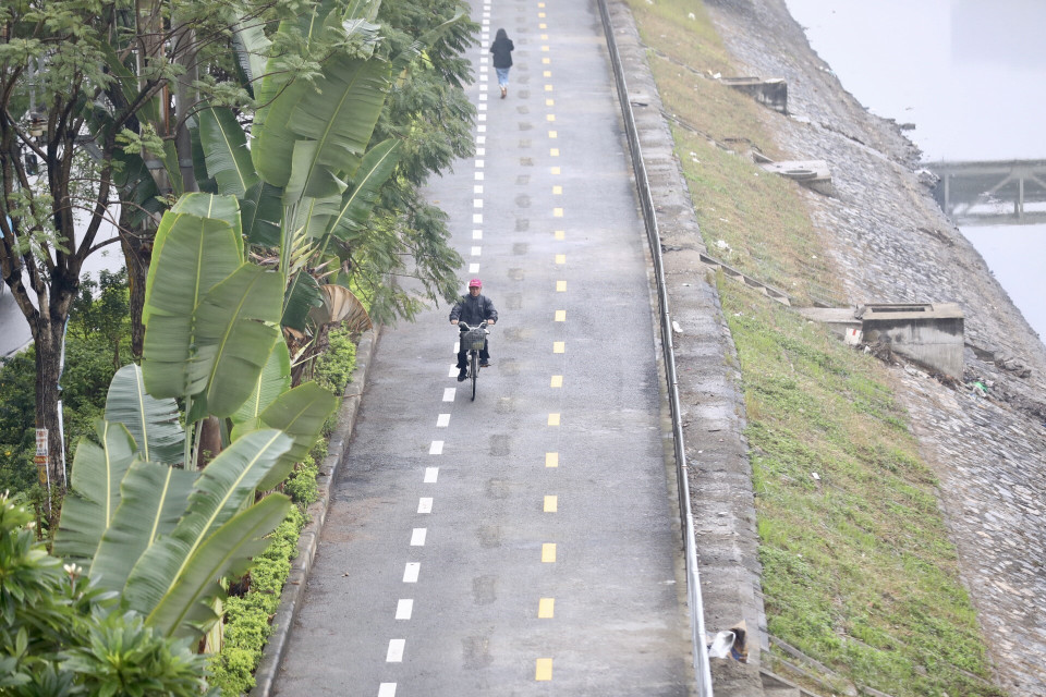 Đường cho xe đạp tổ chức giao thông hai chiều, chiều rộng 3m bố trí phía Sông Tô Lịch. (Ảnh: Huy Hùng/TTXVN)
