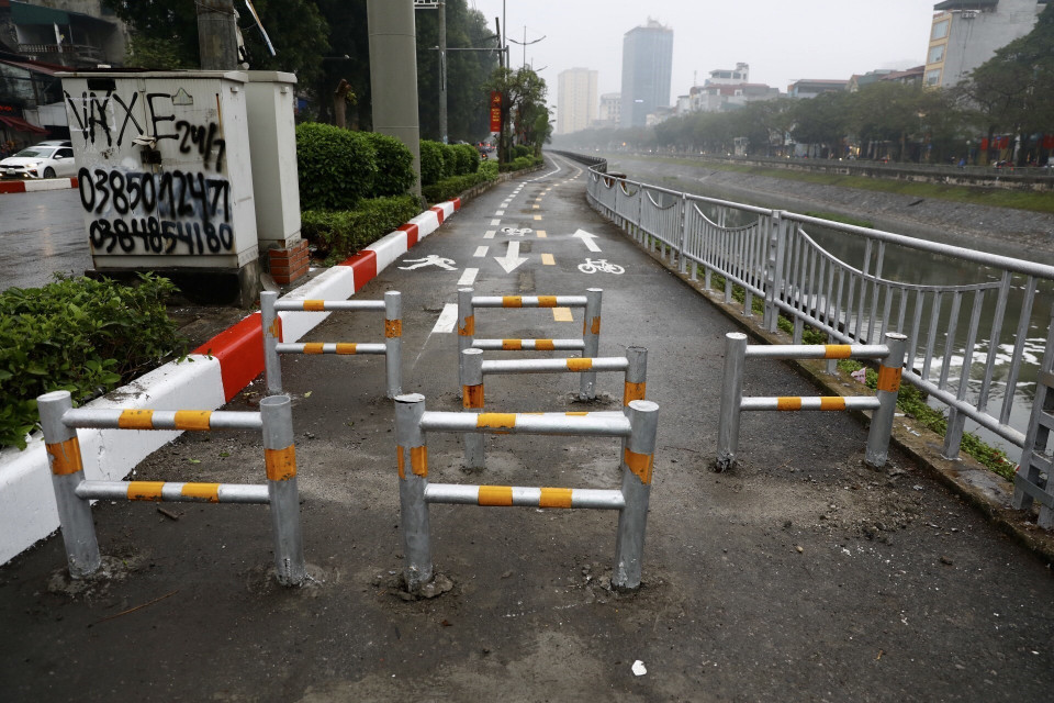 Dải phân cách để hạn chế người đi xe máy vào tuyến đường. (Ảnh: Huy Hùng/TTXVN)