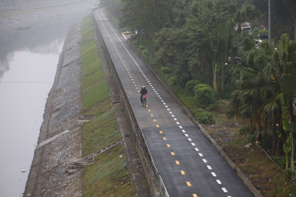 Làn đường thí điểm cho xe đạp tuyến ven Sông Tô Lịch, đoạn từ Cầu Mọc đến Cầu Yên Hòa có chiều dài hơn 4km. (Ảnh: Huy Hùng/TTXVN)