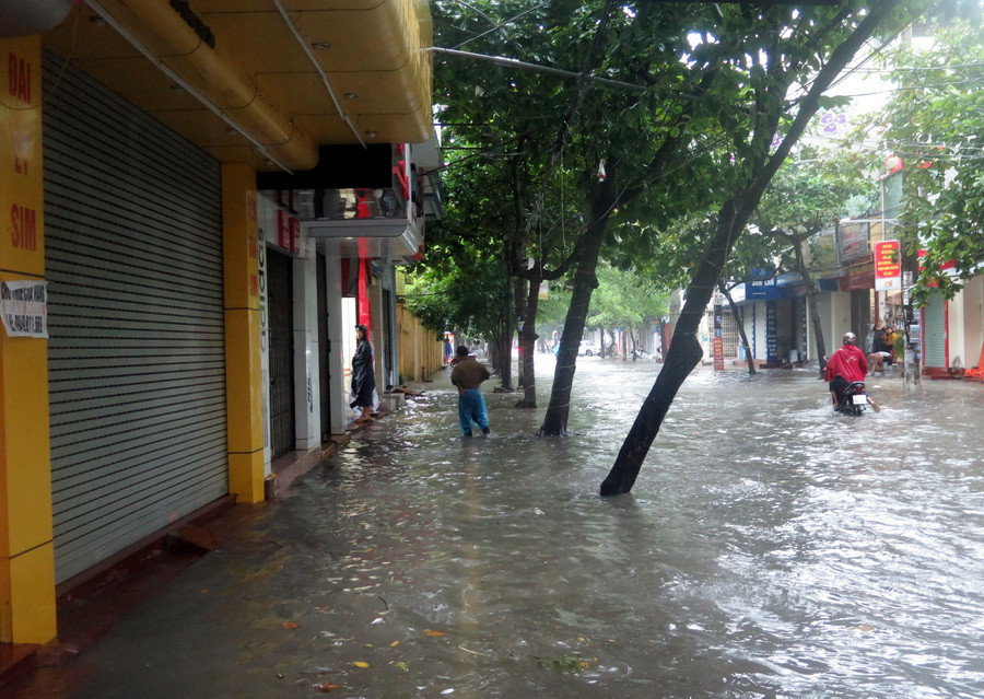 Phố Hàn Thuyên, thành phố Nam Định ngập nặng. (Ảnh: Văn Đạt/TTXVN)