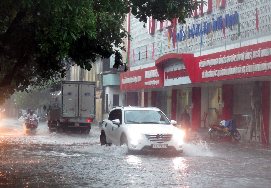  Phố Hàng Cau, thành phố Nam Định ngập nặng. (Ảnh: Văn Đạt/TTXVN)