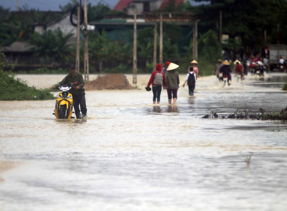  Đường vào xã Sơn Thành, Bảo Thành huyện Yên Thành đi từ đường N5 bị ngập sâu, ảnh hưởng tới việc đi lại của người dân. (Ảnh: Thanh Tùng/TTXVN)