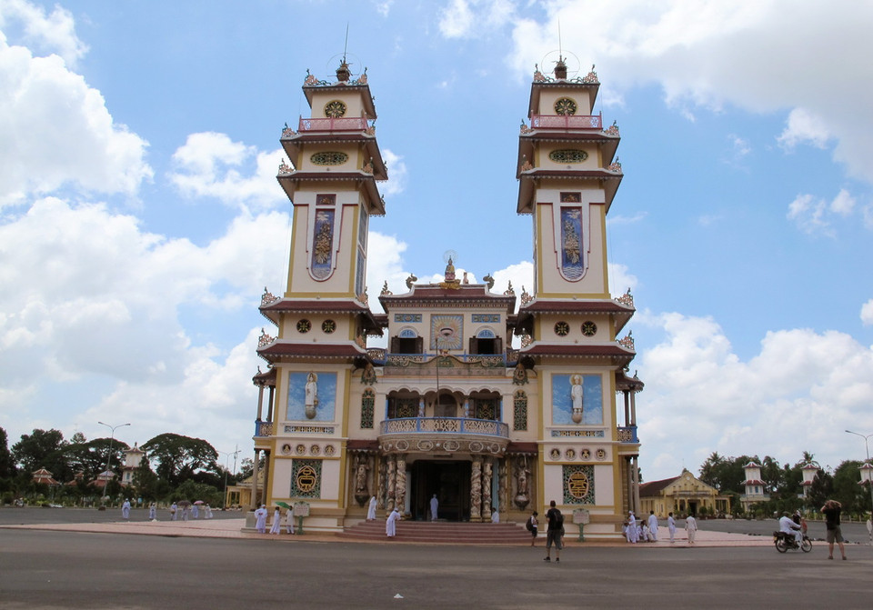 Đây là một cụm công trình kiến trúc, nghệ thuật, tôn giáo nổi tiếng của đạo Cao Đài và là trị sở Trung ương của Giáo hội Cao Đài Tây Ninh được xây dựng vào năm 1933 gồm gần 100 công trình kiến trúc lớn nhỏ khác nhau. (Ảnh: Phương Vy/TTXVN)