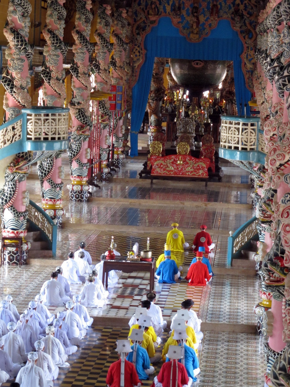 Lễ cúng chính trong ngày tại tòa thánh được tổ chức vào 12h trưa. (Ảnh: Phương Vy/TTXVN)