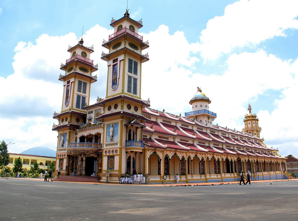 Tòa thánh Cao Đài Tây Ninh thuộc xã Long Thành Bắc (Hòa Thành, Tây Ninh) cách thành phố Tây Ninh 4km về phía Đông Nam. (Ảnh: Phương Vy/TTXVN)