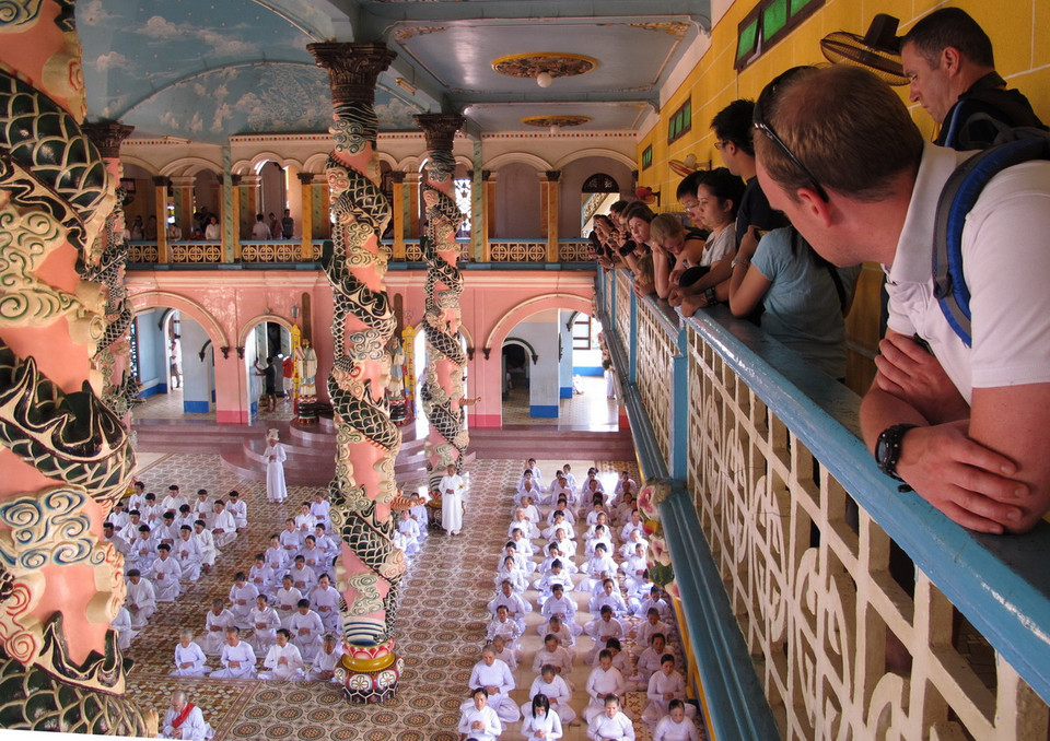  Tòa thánh có 12 cổng, các cổng đều được chạm khắc tinh xảo với hình Tứ linh (Long, Lân, Quy, Phụng) và hoa sen. (Ảnh: Phương Vy/TTXVN)