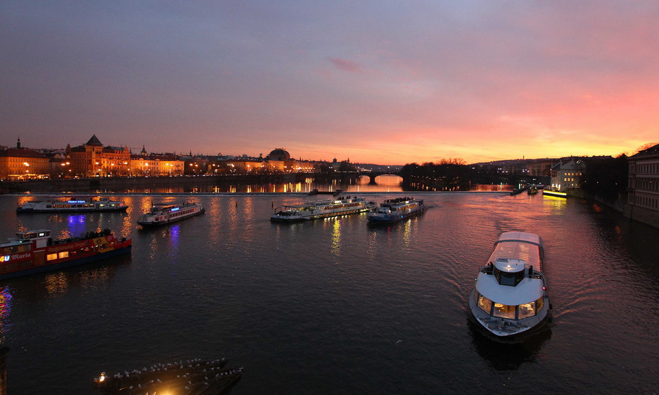 Thành phố Prague duyên dáng và đẹp lộng lẫy khi nhìn từ dòng sông Vltava mỗi lúc hoàng hôn xuống. (Ảnh: Quang Hải/TTXVN)