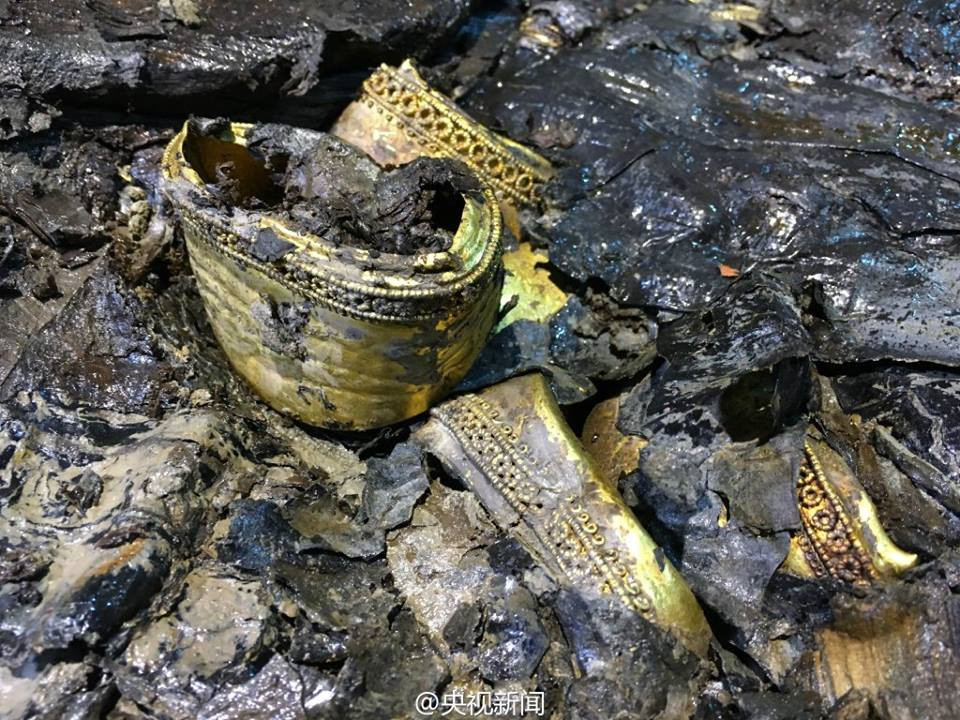 Các nhà khảo cổ Trung Quốc vừa phát hiện nhiều vàng và ngọc trong một lăng mộ 2.000 năm tuổi. (Nguồn: CCTVNews)