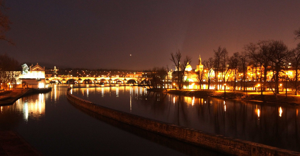 Cầu Charles bắc qua sông Vltava là địa điểm nổi tiếng nhất của Prague. Đây chính là biểu tượng số một của thành phố, đồng thời cũng chính là tuyến đường quan trọng cho người đi bộ nối thị trấn Old với Mala Strana đến lâu đài tráng lệ. (Ảnh: Quang Hải/TTXVN) 
