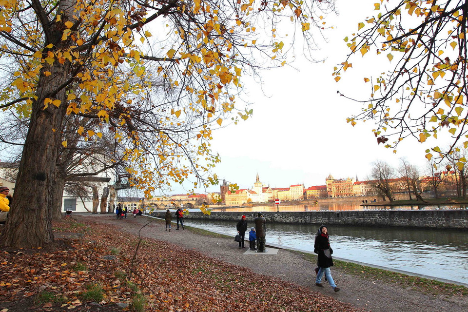 Chiều vàng bên dòng sông Vltava thơ mộng và những tòa lâu đài cổ kính, tráng lệ. (Ảnh: Quang Hải/TTXVN) 
