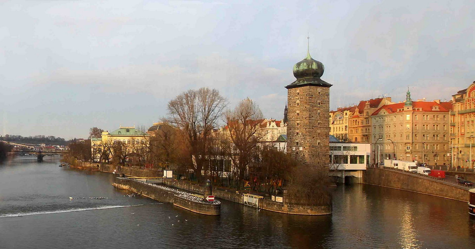 Buổi chiều tà là thời điểm đẹp nhất và thơ mộng nhất của Prague, ánh nắng vàng cuối ngày chiếu lên những viên gạch khiến cây cầu, các tòa lâu đài và những con đường rực sáng như dát vàng. Vì thế, người ta hay gọi Prague là 'thành phố vàng.' (Ảnh: Quang Hải/TTXVN) 