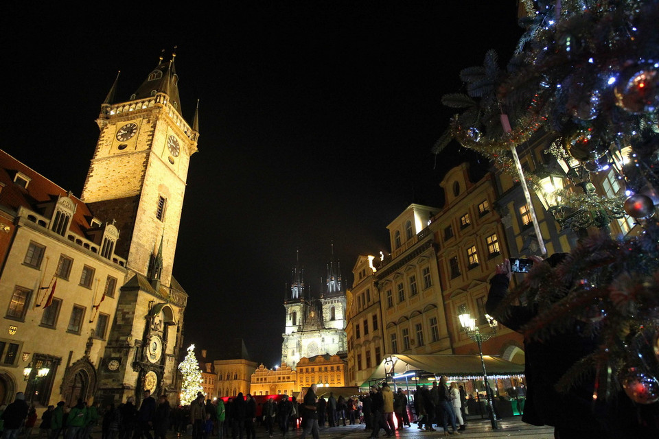 Quảng trường Staromestske namesti (Old Town Square). Nằm ngay quảng trường này là tòa thị chính có chiếc đồng hồ thiên văn nổi tiếng thế giới được chế tạo năm 1410 và hoàn thiện vào năm 1490. Ở nóc đồng hồ có chú gà trống vàng, cứ 12 giờ trưa lại cất tiếng gáy vang.(Ảnh:Quang Hải/TTXVN)