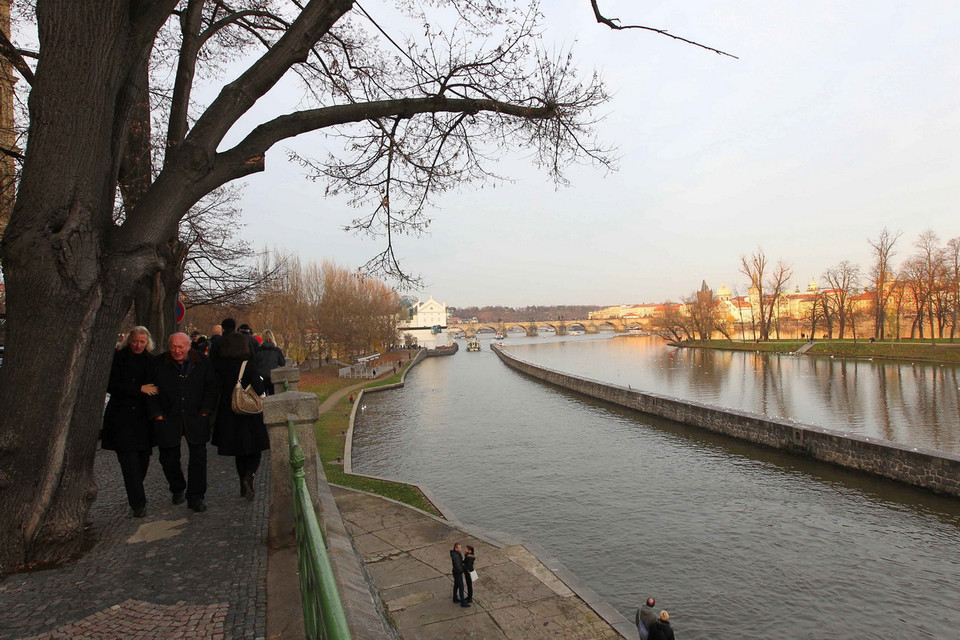 Buổi chiều tà là thời điểm đẹp nhất và thơ mộng nhất của Prague. Mọi người đi dạo hai bên bờ sông Vltava, những cặp tình nhân, cùng ánh nắng vàng cuối ngày chiếu lên những tòa lâu đài, cây cầu tạo cho Prague một khung cảnh vô cùng lãng mạn và quyến rũ như trong câu chuyện cổ tích. (Ảnh: Quang Hải/TTXVN) 