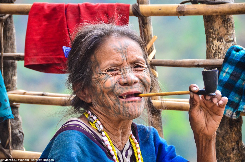 Khi những bé gái dân tộc ở Chin bước vào tuổi dậy thì, từ 12 tới 14 tuổi, các em sẽ được xăm hình như một thủ tục để bước vào cuộc sống trưởng thành. (Nguồn: Dailymail)