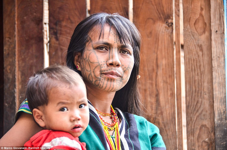 Ngày nay, chúng ta không thể thấy các hình xăm trên mặt trẻ nhỏ bởi chính quyền sẽ phạt rất nặng hành động này, khiến phong tục của địa phương đang chết dần. (Nguồn: Dailymail)