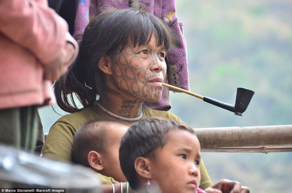 Mặc dù vậy, nhiều người phụ nữ có hình xăm vẫn cảm thấy tự hào khi đứng trước cánh mày râu. (Nguồn: Dailymail)