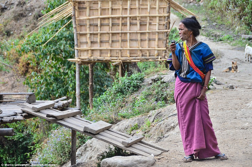 Đối với các phụ nữ địa phương, có càng nhiều hình xăm trên mặt nghĩa là càng xinh. (Nguồn: Dailymail)