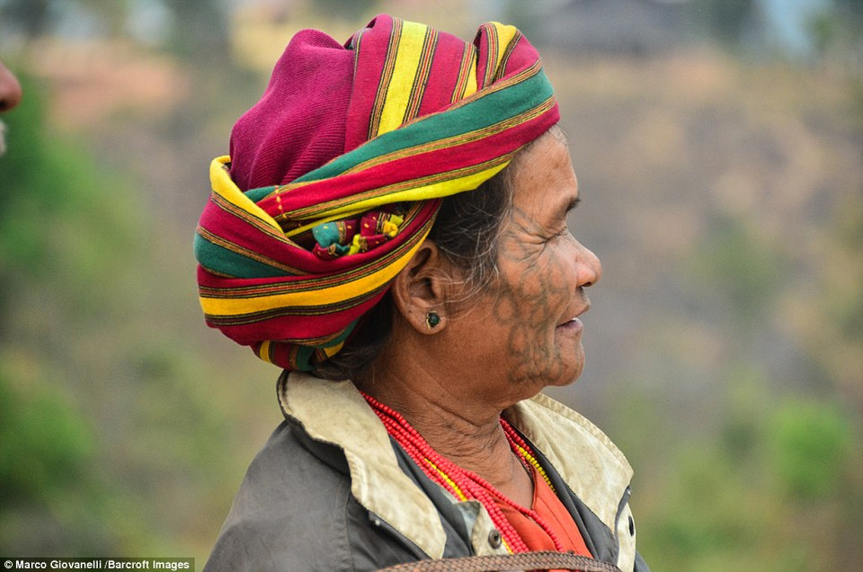 Những người phụ nữ ở đây mặc các trang phục truyền thống sáng màu. (Nguồn: Dailymail)