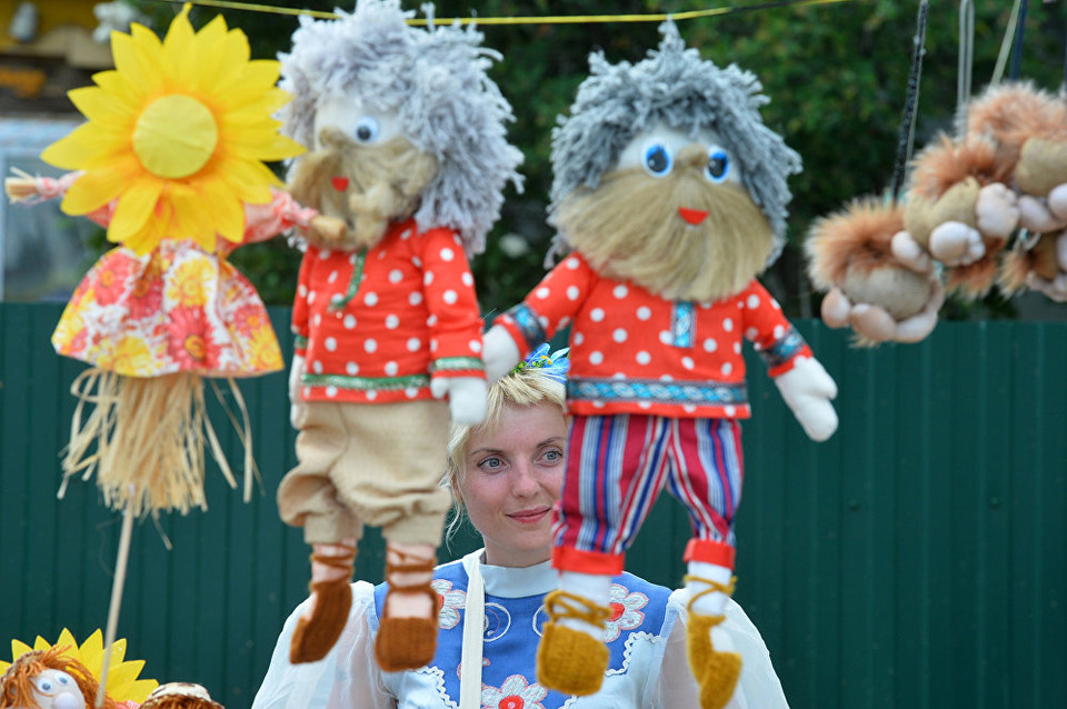 Một quầy hàng lưu niệm bán đồ thủ công trong hội chợ 'Russkoe Podvorie' được tổ chức dịp lễ hội 'Karavon.' (Nguồn: Sputniknews)