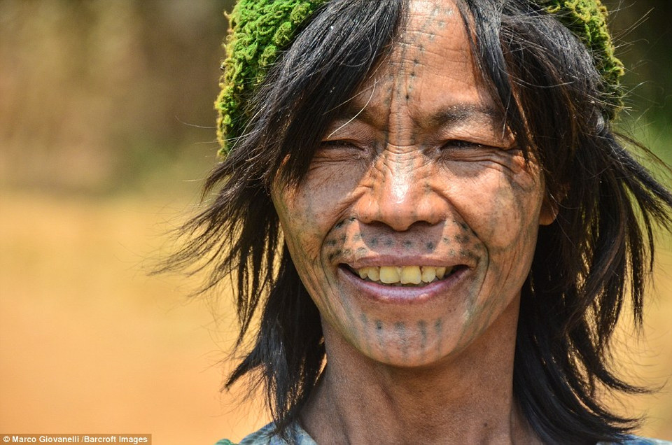 Phong tục này bắt đầu từ thế kỷ 17 khi người dân xăm cho các bé gái trong làng để bảo vệ các em khỏi bị bắt cóc làm nô lệ. (Nguồn: Dailymail)