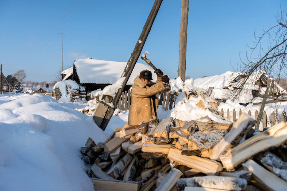 Một người đàn ông đang làm việc trong làng Mashkanka. (Nguồn: Sputniknews)