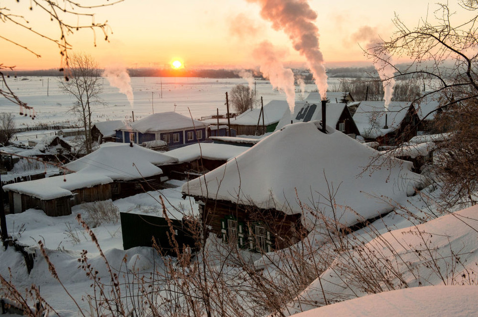 Mùa Đông tuyết trắng và lạnh giá xuống -40 độ C ở Siberia vốn được xem là một trong những món 'đặc sản' của nước Nga, chắc sẽ sẽ khiến du khách ghé thăm không khỏi rùng mình. Trong ảnh là cảnh bình minh ở Tara, vùng Omsk. (Nguồn: Sputniknews)