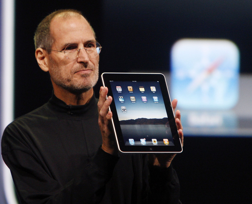 Ngày 27/1/2010, thế giới thực sự ngỡ ngàng và đầy tò mò khi CEO Apple Steve Jobs ra mắt chiếc iPad đầu tiên, mở ra một dòng thiết bị công nghệ mới có tên gọi máy tính bảng. 